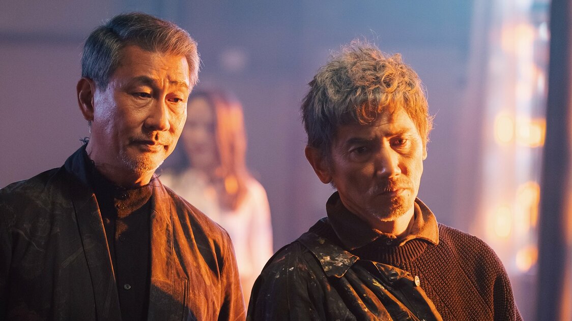 Nakai Kiichi interpreta a Suiken, cocinero de talento envuelto en misterio y capaz de arreglar cualquier problema, que ha servido a Ryūji durante muchos años. El vínculo entre ambos es uno de los aspectos más destacados de la película. (© 2024 Umi no chinmoku – Inup Co., Ltd)