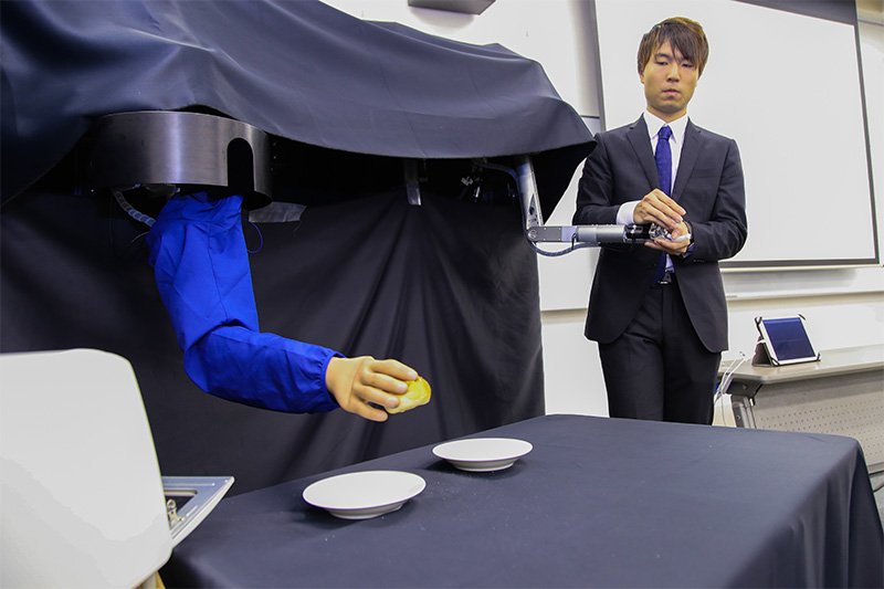物をつかむ動作を行う「スレーブ」と操作用の「マスター」（右）