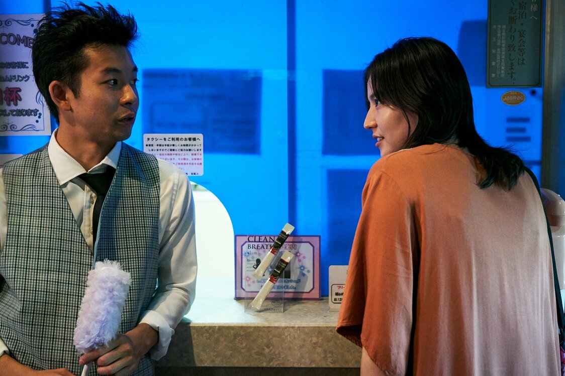 Akiko vive con su hijo en un love hotel. Los hombres se sienten atraídos por su extraño encanto ©2020 Comité de producción de MOTHER