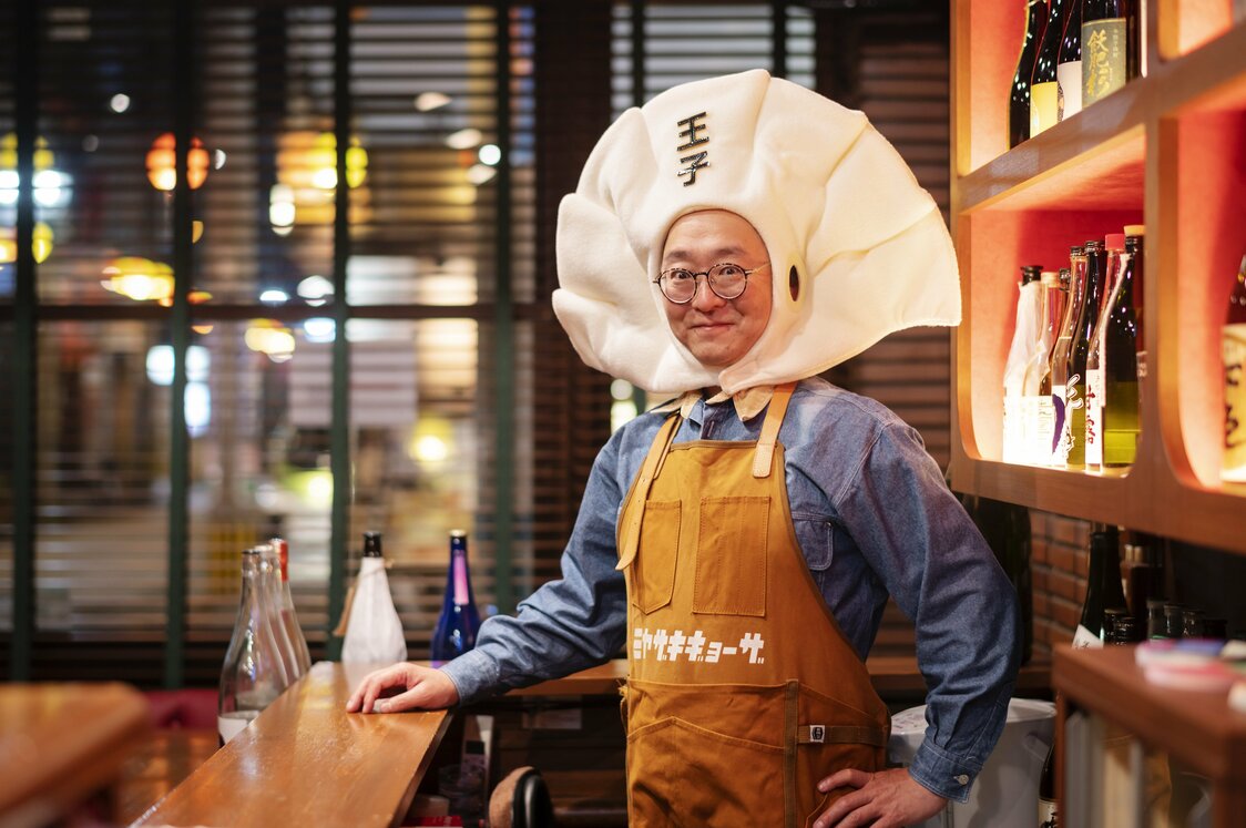 Tsuneyoshi Hiroyuki se mudó a Miyazaki procedente de Tokio y reconoce que, con el paso de los años, se ha convertido en todo un profeta de las empanadillas de esta localidad, de ahí su apodo. Además, se dedica a promocionar los locales tipo snack de Nishitachi, la zona de la ciudad donde se concentra el ocio. (Imagen de Tamura Masashi)