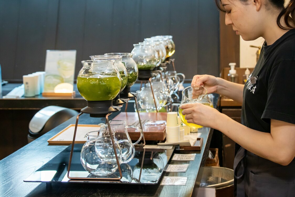 中村藤吉本店にある、季節ごとのお薦めや人気のお茶を味わえる試飲場。色合いや香り、味などを確かめながら購入できる（藤原智幸撮影）