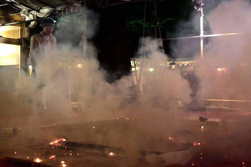 Encendiendo los fuegos artificiales a medida para completar la creación. Representado es una ceremonia de dedicación en Echizen para la iluminación de la imagen. (Fotografía de Yamaguchi Kazuya)