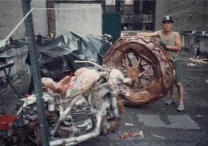 段ボールによる「オートバイ彫刻」シリーズのひとつ。1983年、テキサス州ダラスにて(提供=ザジフィルムズ)