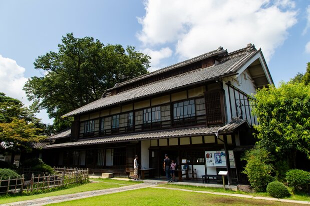 The large roof of the magnificent main house has a rooftop opening typical of silkworm farmers’ houses.