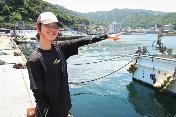 La alegre presencia de Urata se ha convertido en una característica del puerto de Ajiro. (© Kawamoto Daigo)