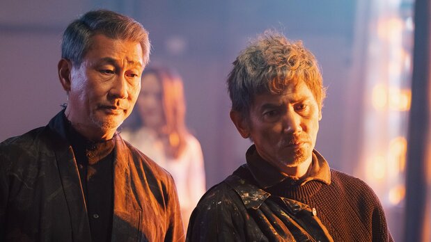 Nakai Kiichi interpreta a Suiken, cocinero de talento envuelto en misterio y capaz de arreglar cualquier problema, que ha servido a Ryūji durante muchos años. El vínculo entre ambos es uno de los aspectos más destacados de la película. (© 2024 Umi no chinmoku – Inup Co., Ltd)