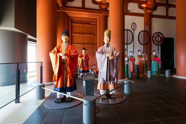 色とりどりの衣装をまとった天皇に仕えた官人