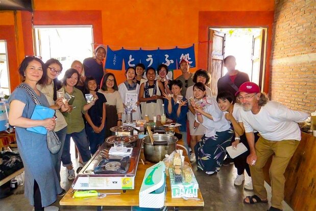 2017年2月,在泰国清迈以当地人为对象开办制作豆腐的体验式讲座(照片提供:工藤诗织)