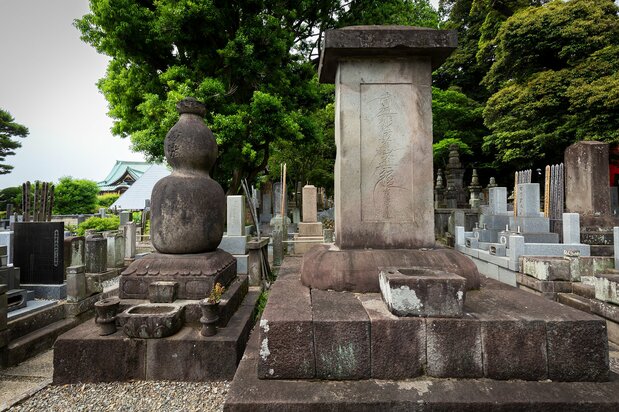 京都から江戸に移り住み、将軍にも謁見(えっけん)可能な奥絵師という地位を築いた探幽の墓