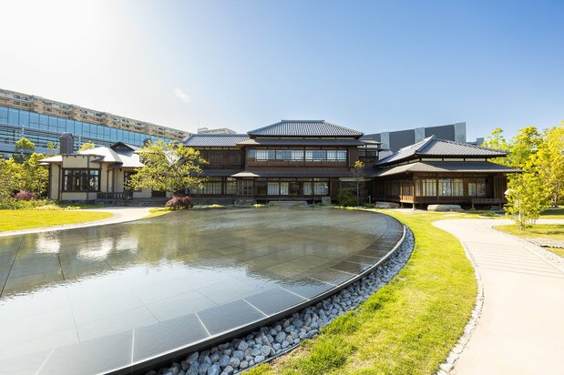涩泽故居从左到右依次为洋馆、主屋“表座敷”和“御母堂”。连接洋馆和主屋的部分也是和洋折衷式建筑