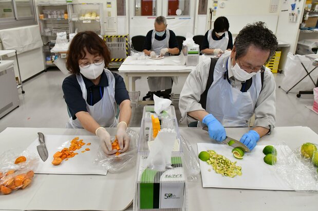 進行檢測前切碎食材2（攝影：仙波理）