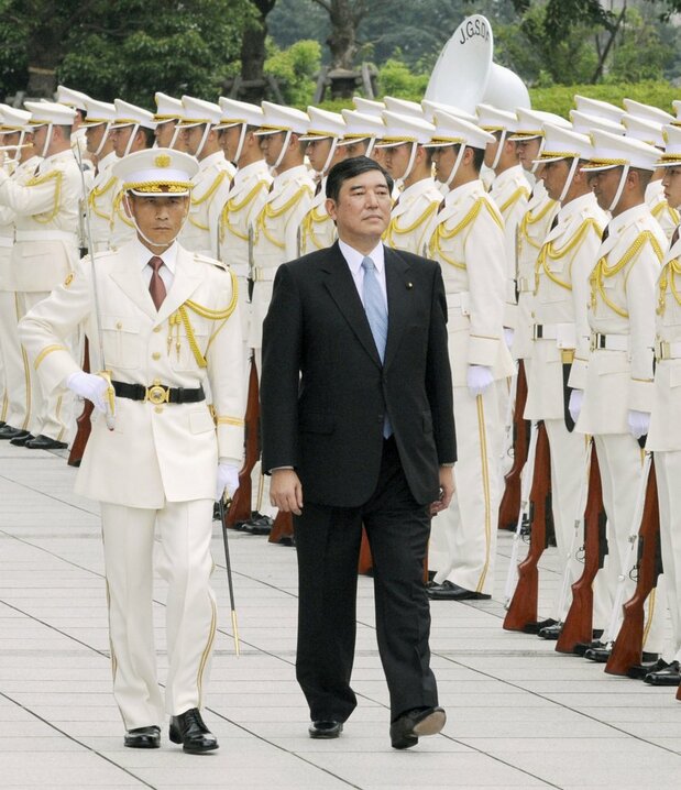2008年8月、防衛相の離任式を終え、栄誉礼を受ける石破氏=防衛省(共同)