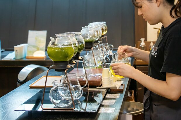 中村藤吉本店にある、季節ごとのお薦めや人気のお茶を味わえる試飲場。色合いや香り、味などを確かめながら購入できる(藤原智幸撮影)