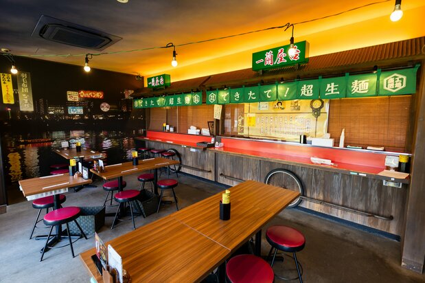 The Shōwa 30s shop is styled after a yatai street stall. (© Nippon.com)