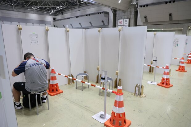 Stands de test PCR dans le centre de presse principal du Tokyo Big Sight (Jiji)