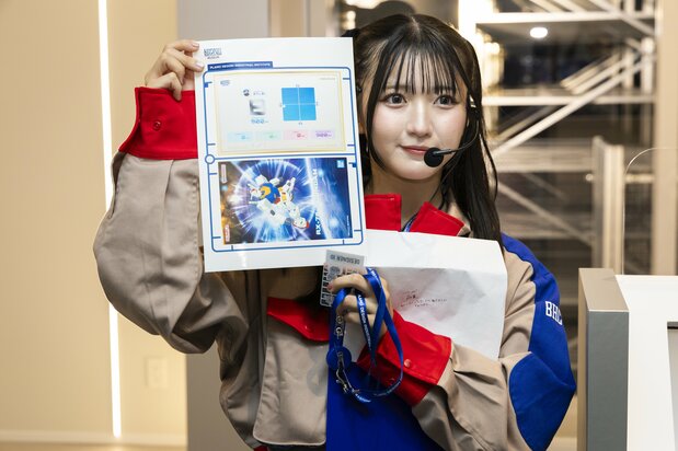 A sticker of your original box art and a box to take home make for a memorable souvenir. (© Sōtsū/Sunrise, © Nippon.com)