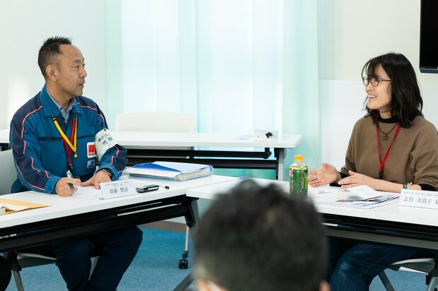 視察後の座談会で感想や疑問を直接、東京電力のスタッフに伝える