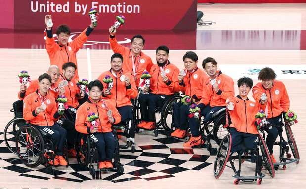 Des athlètes venus du monde entier participant à la cérémonie de clôture des Jeux paralympiques, le 5 septembre 2021, au Stade national de Tokyo. (AFP, Jiji Press)
