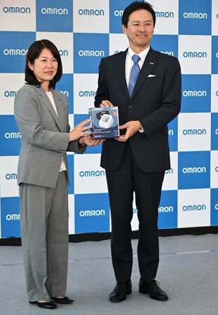 ３０日、インド南部チェンナイで、オムロンヘルスケアの工場の本格稼働に合わせた式典に出席した岡田歩社長（左）と親会社オムロンの辻永順太社長