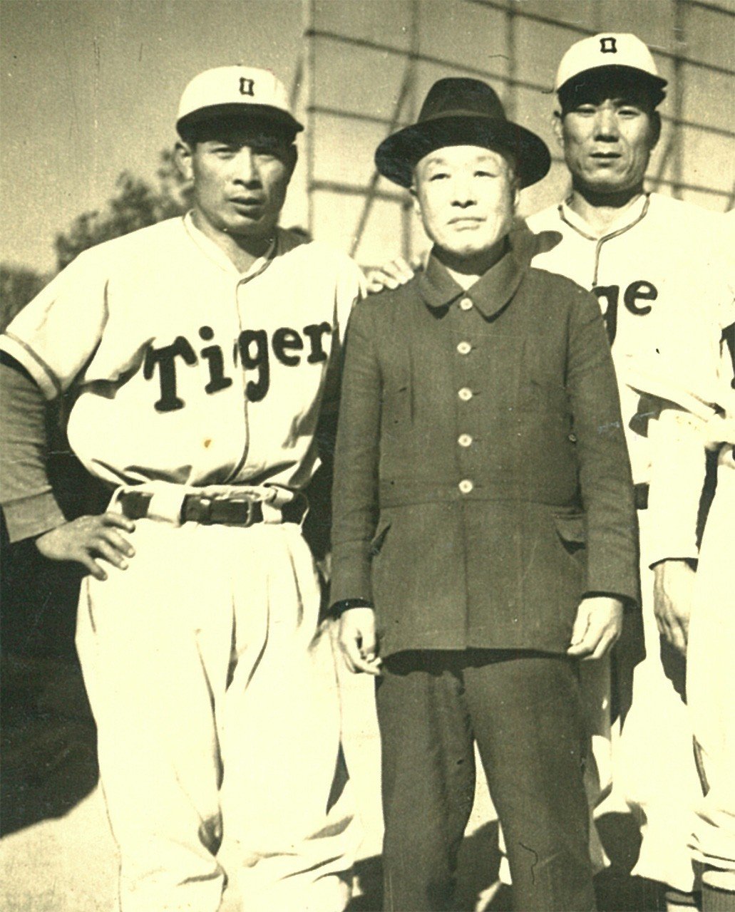 阪神時代に恩師の近藤兵太郎（左から2人目）と一緒に写真に写った呉昌征（左）