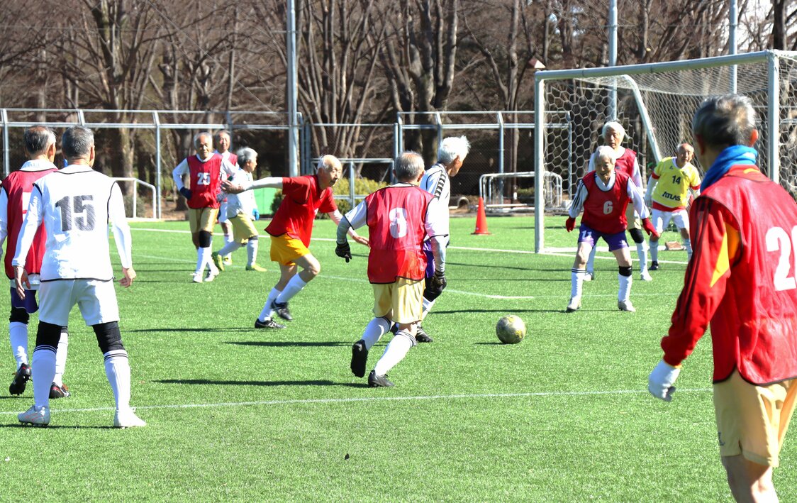 Los jugadores se mueven con sorprendente agilidad por el campo. (© Amano Hisaki)
