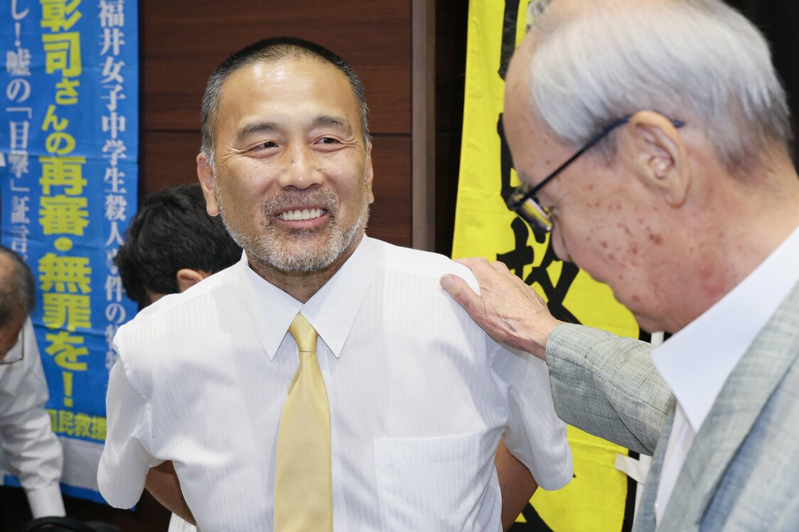 Maekawa Shōji souriant lors d’une conférence de presse après qu’il a été déclaré non couple lors d’un nouveau procès. (Jiji)