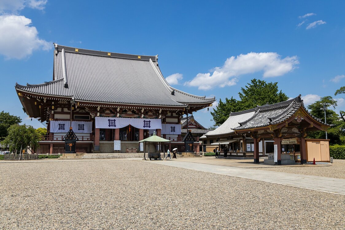 広々とした境内に建つ大堂（1964年再建）には、国の重要文化財「日蓮聖人坐像（ざぞう）」が納められている