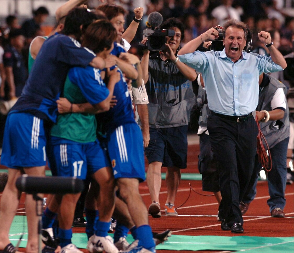 Ｗ杯アジア最終予選の北朝鮮戦で後半、決定的な2点目が入り、喜ぶジーコ監督（右）と日本代表イレブン（2005年6月8日、タイ・バンコクのスパチャラサイ国立競技場）　時事