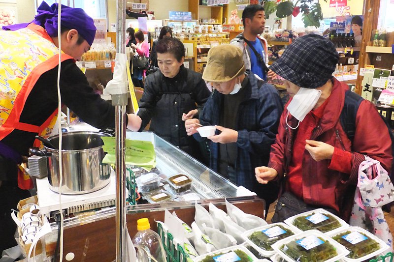 Un empleado ofrece muestras de alimentos de la prefectura de Okinawa en la tienda Ginza Washita de Tokio.