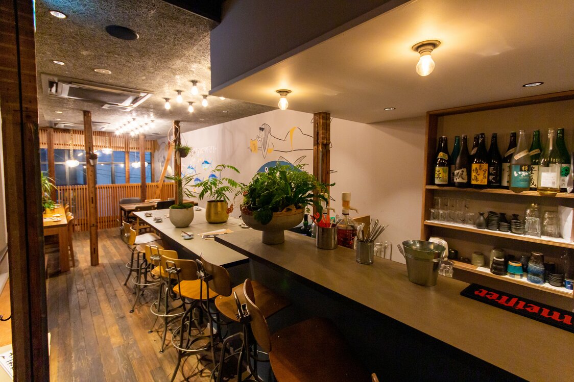 カフェ風の店内は女性客に人気。壁にはたくさんのマグロのイラストが描かれる