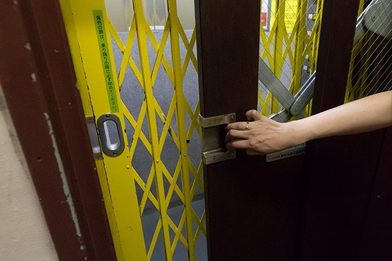 Las puertas del ascensor, que se accionan manualmente.