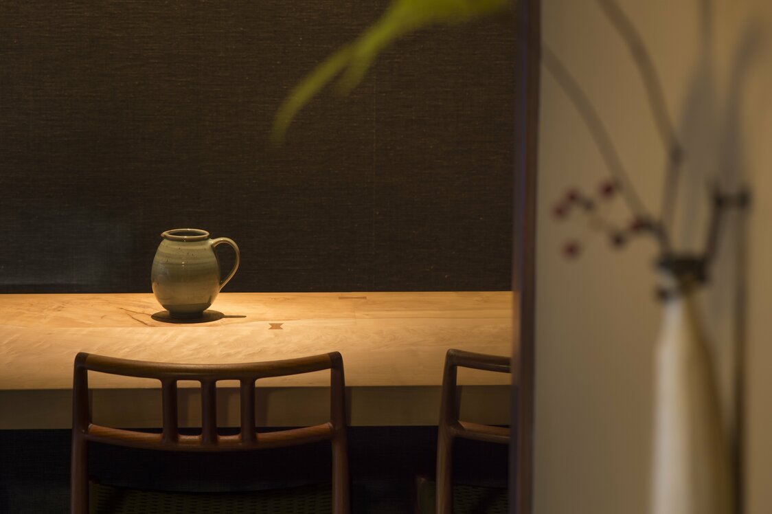 Le bar est fait de marronnier japonais (Aesculus turbinate), un bois dur indigène de haute qualité.