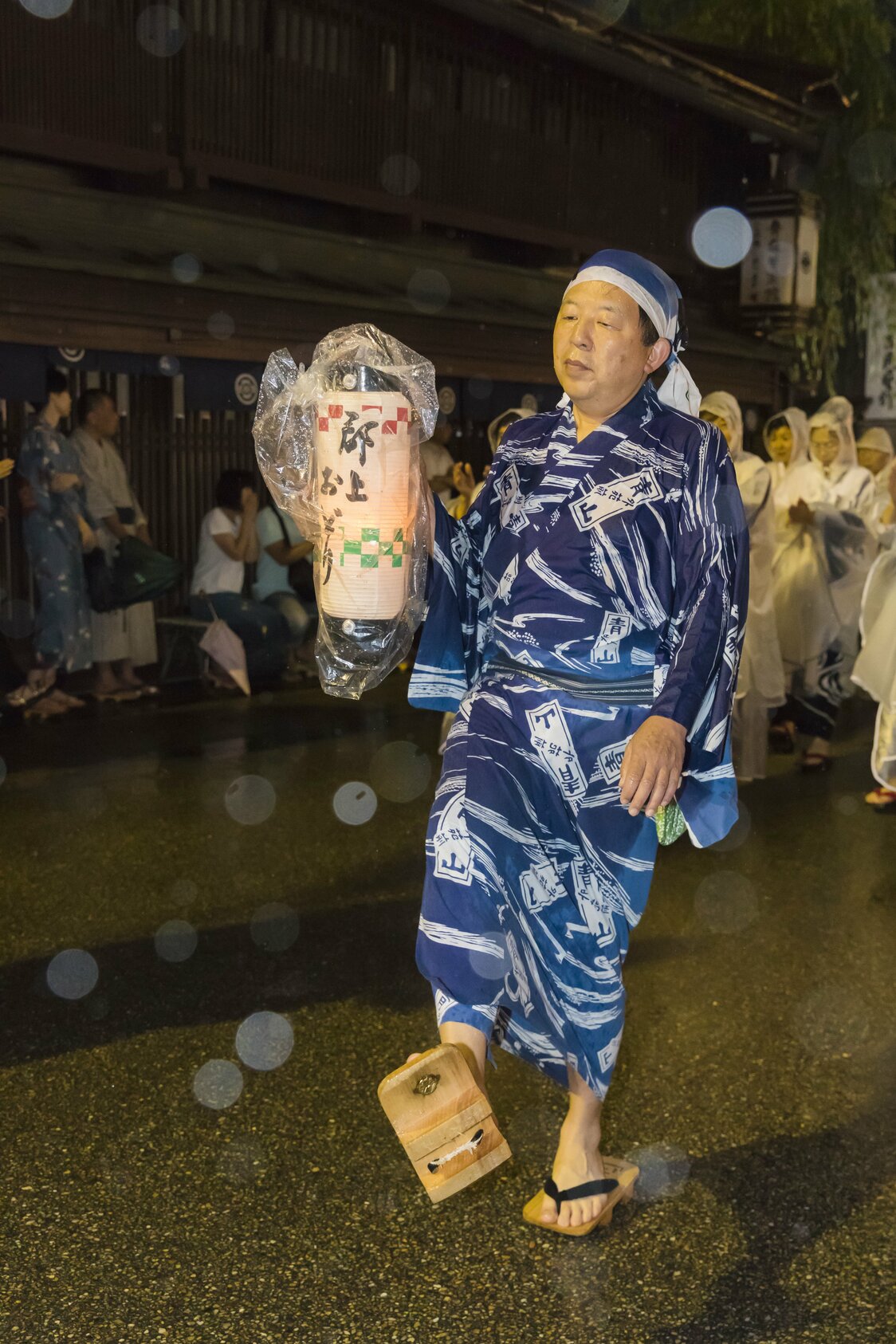 蹴り鳴らすように踊るので下駄（げた）は必需品。浴衣と共に現地でレンタルできる