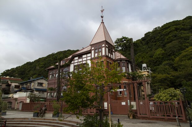 人氣觀光景點「神戶北野異人館。風見雞館」也背靠六甲山脈