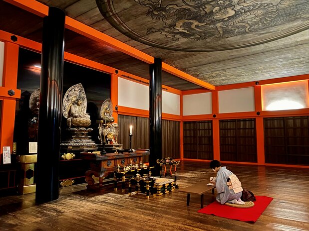 三重塔旁的经堂重建于1633年。平安时代中期供奉着《大藏经》，全国的学问僧聚集于此讲经论道，因而发展为讲经堂。是国家重要文化遗产（摄影：船田幸夫）