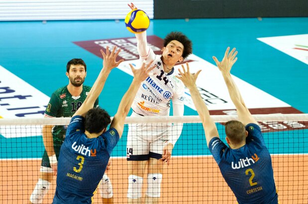 Ishikawa Yūki, who has played in the world-leading Italian Serie A since university, has been a key offensive and defensive player for Milano since 2022. (© Reuters)