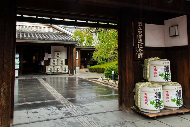 菊正宗酒造記念館の門と入り口には、本荷樽が飾られている