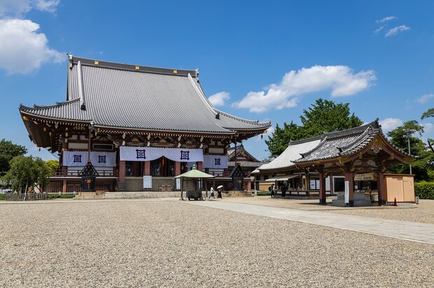 広々とした境内に建つ大堂(1964年再建)には、国の重要文化財「日蓮聖人坐像(ざぞう)」が納められている