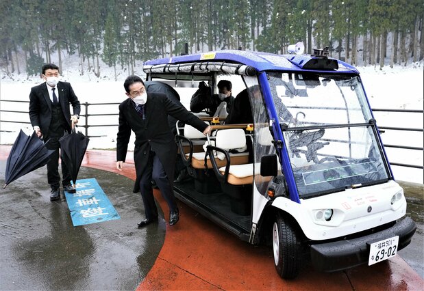 永平寺町の自動運転車には、現地を視察に訪れた岸田文雄首相(中央)も試乗した(2023年2月4日)時事