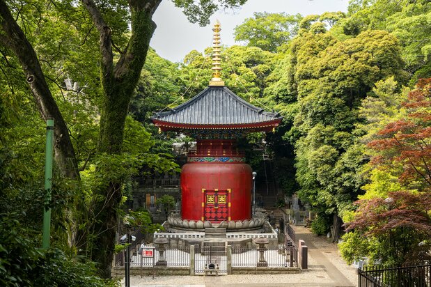 日蓮の荼毘所(だびしょ、火葬された場所)跡に、1828(文政11)年に建造された多宝塔(国の重要文化財)。
