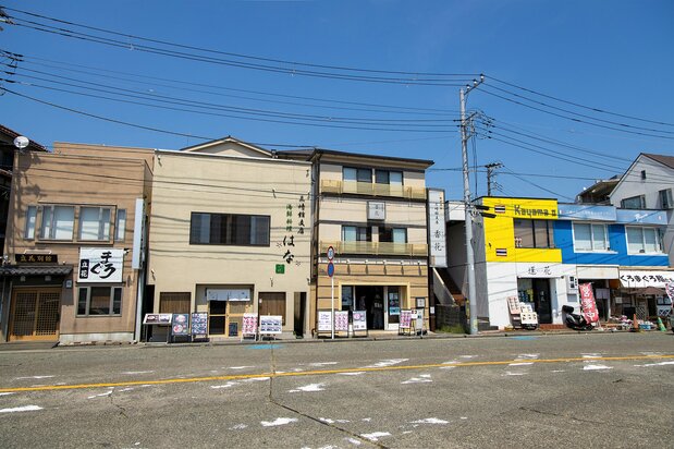 三崎の町には、マグロを扱う料理店がひしめいている。中央が三崎館支店「香花(きょうか)」