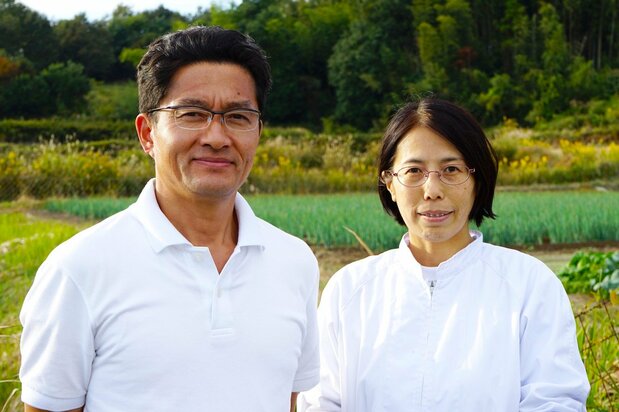 ショップと事務を担当する妻の郁衣(くにえ)さんとは山師修業時代に結婚。「デートは牧場巡りでしたよ」と松原さん 写真:浮田泰幸