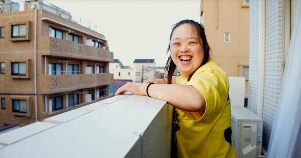 Shōko mira al exterior desde la terraza de la nueva casa. © Masterworks