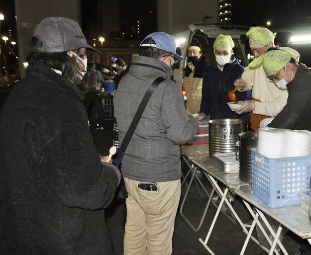生活困难人员排队领取NPO法人“Sasashima共生会”分发的食物,名古屋市内某公园(图片:共同社)