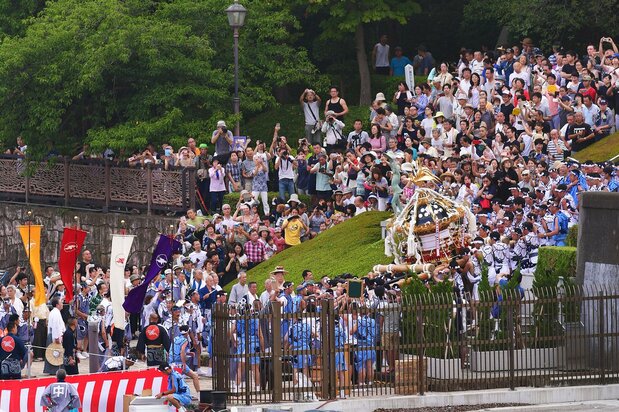 船着き場近くの斜面を下る八角神輿。無事に運ぼうとする担ぎ手の緊張感が、遠く離れた佃大橋まで伝わってきた