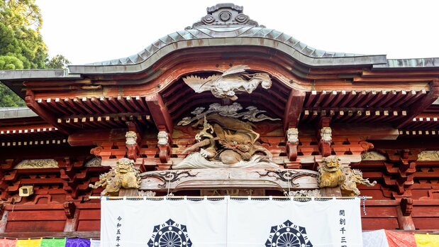Dos dragones con olas y nubes, así como esculturas de leones y elefantes, de Ihachi.