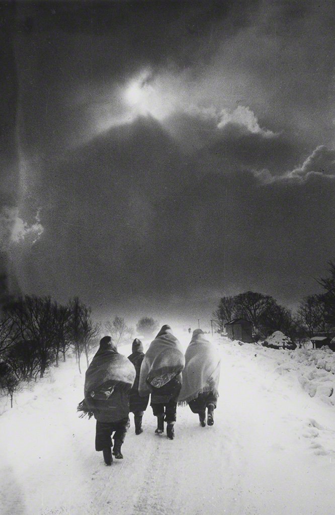 2.“Around Inagaki, Tsugaru-shi.” Taken by Kojima Ichiro, 1960. © Kojima Ichirō.