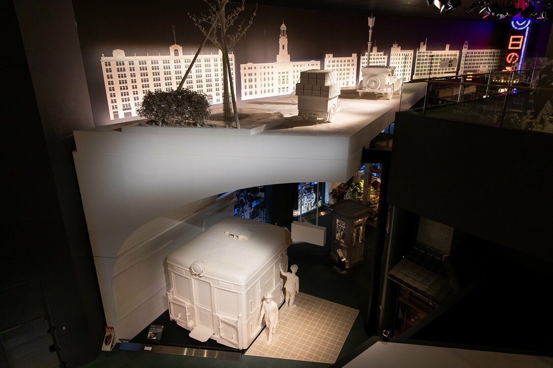 8階から7階「大大阪の時代」の展示を見下ろす。中央は日本初の公営地下鉄の原寸大模型。8階には、特集展示や考古学体験のコーナーがある