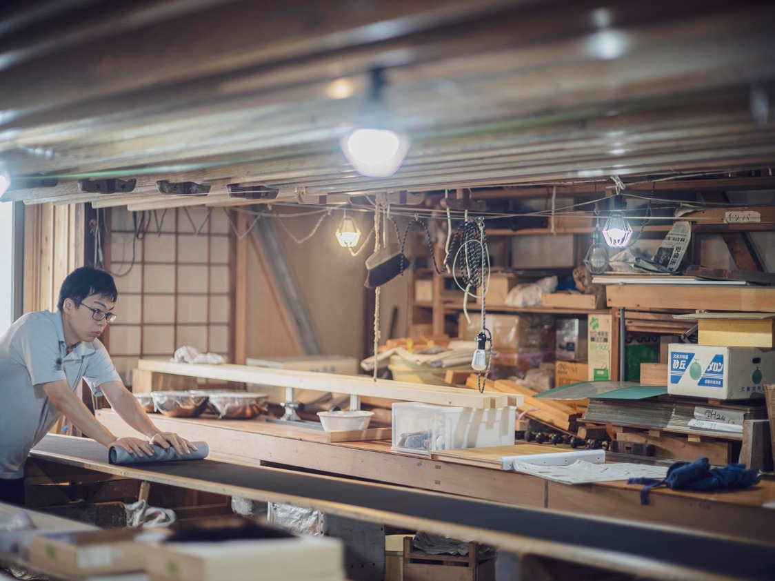 工房では次男の康平さんが黙々と作業をしていた
