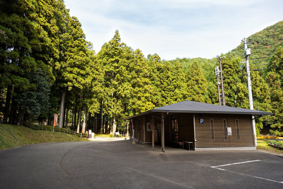 An exhibition facility stands near the parking lot, offering information about making iron in the late Edo. (© Nippon.com)